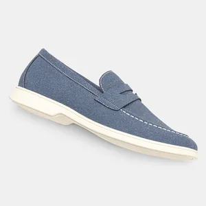 Mocassini da uomo blu effetto denim con cuciture bianche a contrasto in dettaglio.