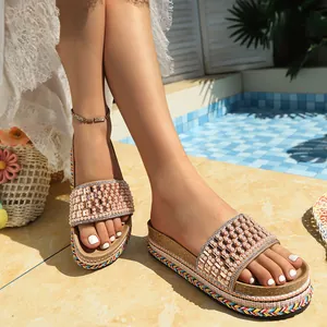 Elegantes sandalias de plataforma para mujer con perlas y pedrería brillante junto a la piscina