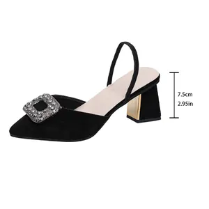 Vue détaillée d'escarpins noirs en daim avec un talon bloc de 7,5 cm et boucle