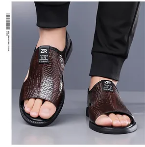 Heren sandalen met bruine krokodillenprint, zachte zool en antislip ontwerp