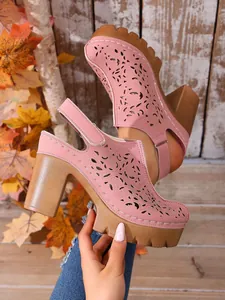Primo piano dettagliato di sabot rosa con zeppa, intagli e tacco largo in stile retrò