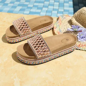 Detalle de adornos de perlas y pedrería de lujo en sandalias con plataforma