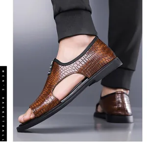 Detailweergave van bruine herensandalen met krokodillentextuur en een open uitgesneden ontwerp