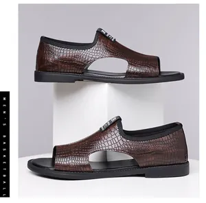 Zijaanzicht van bruine herensandalen met krokodillenmotief en zomers open teen ontwerp