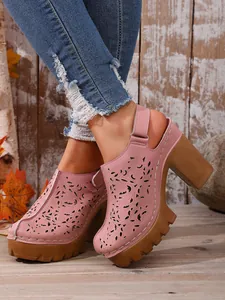 Dettaglio di sabot rosa con plateau e trafori con tacco largo in stile retrò.