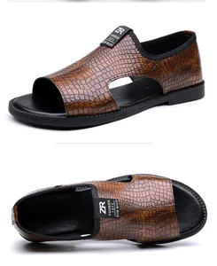 Detailweergave van bruine herensandalen met krokodillenstructuur en zachte zool.