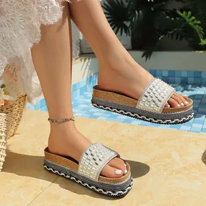 Vista detallada de sandalias de plataforma para mujer con pedrería y perlas brillantes