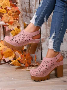 Dettaglio di sabot rosa con plateau, tacco largo e design traforato retrò