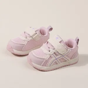 Baskets respirantes en mesh rose pour tout-petits avec bandes velcro pour garçons et filles