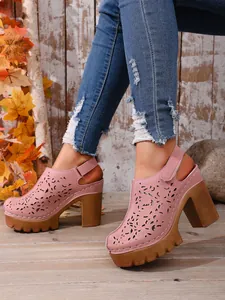 Visuale ravvicinata di sabot rosa con tacco largo traforato e suola platform autunnale
