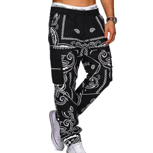Detailansicht der Herren-Cargohose mit Paisley-Muster und funktionellen Seitentaschen.