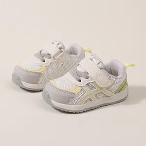 Chaussures de sport respirantes pour tout-petits avec bandes velcro en gris et vert