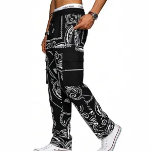 Nahaufnahme des Paisleymusters und der Seitentaschendetails dieser schwarzen Hose