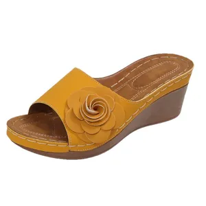Stilvolle gelbe Damen-Keilsandalen mit einer dekorativen Blume und eleganten Ziernähten