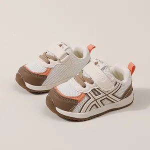 Chaussures de marche respirantes en mesh pour tout-petits avec velcro en crème et marron