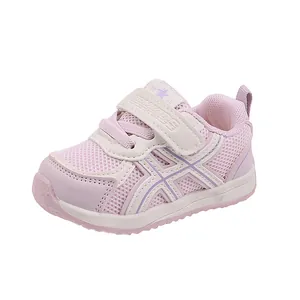 Baskets roses en maille respirante pour enfants et tout-petits avec bande velcro.