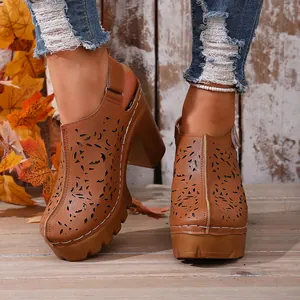 Mule da Donna Vintage con Plateau Taglio Laser Floreali Sandali con Tacco Largo in Pelle Sintetica Suola in Gomma Retro