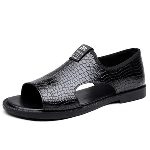 Stijlvolle zwarte strandsandalen voor heren met krokodillenpatroon en antislipzool