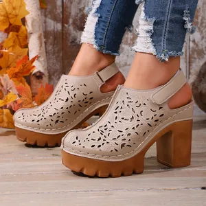 Sabot vintage beige con zeppa alta, tacco largo e design traforato per look retrò