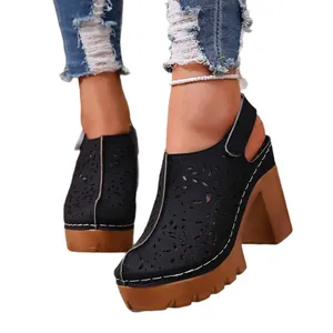 Eleganti muli retrò neri traforati con plateau e comodi tacchi spessi per donna