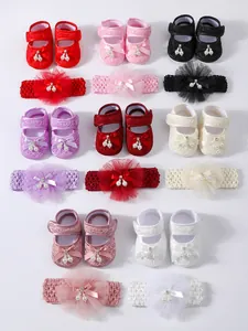 Verschiedene Farben von Baby-Spitzenschuhen und passenden Blumenstirnbändern für Neugeborene
