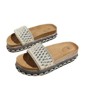 Elegantes sandalias de plataforma para mujer con adornos de perlas y pedrería.