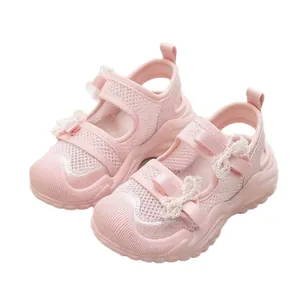 Sandalias de malla transpirable para niñas en rosa con un lazo decorativo