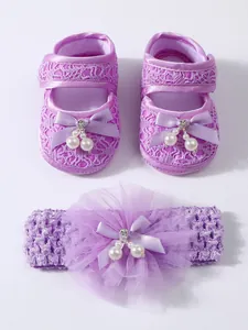 Set aus lila Babyschuhen und Stirnband mit Spitze, Perlen und Netzblumen-Detail
