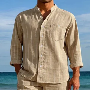 Detalle de camisa de lino a rayas para hombre con cuello mao en la playa.