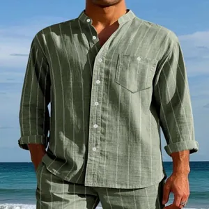 Detalle macro de la textura de camisa de lino a rayas transpirable para hombres en verano