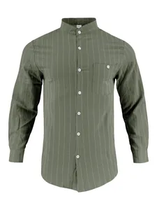 Detalle frontal de camisa de lino a rayas verde oliva para hombre con cuello mao casual