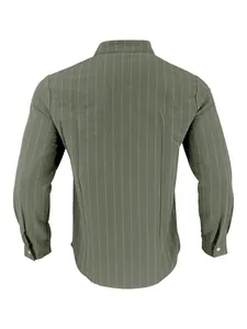 Detalle de la vista posterior de una camisa casual de lino a rayas verde oliva para hombre
