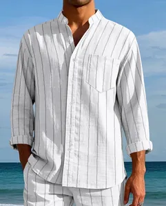 Detalle de camisa de lino a rayas blancas para hombre con cuello mao para vacaciones.