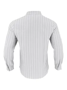 Vista trasera de una elegante camisa de lino blanco para hombre con rayas verticales