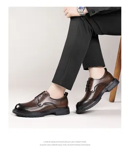 Modell mit braunen Business-Schuhen aus Leder mit eleganter Perforation und Schnürung
