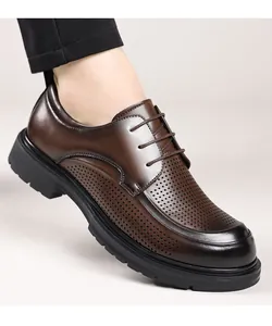Detailaufnahme brauner Herren Business Schuhe aus perforiertem Leder mit Profilsohle