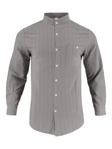 Vista detallada de una camisa de lino gris a rayas para hombre con cuello mao elegante