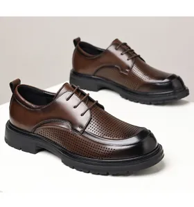 Nahaufnahme der braunen Herren-Derbyschuhe aus Leder mit Perforationen und Schnürung