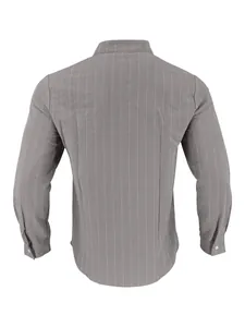 Vista trasera de una camisa de lino de manga larga con rayas grises y líneas verticales