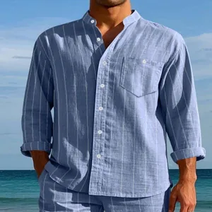 Conjunto de camisa y pantalón corto de lino a rayas azules para hombre en modelo en playa