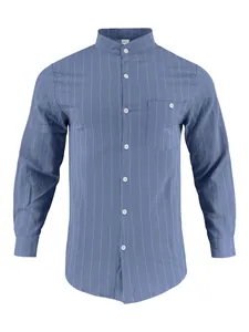 Vista detallada de camisa de lino a rayas azules con cuello mandarín y bolsillo