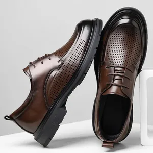 Braune Herren-Business-Lederschuhe mit Lochmuster und Schnürung für formelle Anlässe