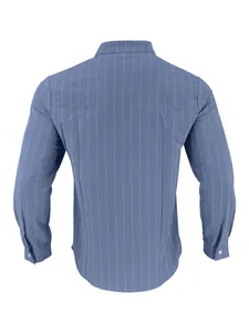 Vista posterior detallada de una camisa casual de lino a rayas azules para hombres.