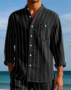 Vista detallada de camisa de lino a rayas negras para hombre con cuello mao y bolsillo