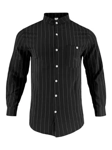 Primer plano de camisa de rayas negras para hombre con cuello mao y bolsillo
