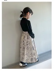 Elegante schwarz-weiße Mädchen-Prinzessinenschuhe mit Spitze und Schleife.