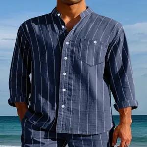 Vista detallada de camisa de lino a rayas azules para hombre con un elegante cuello mao
