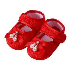 Elegante rote Babyschuhe aus Spitze mit Schleifen und Perlen, weiche Sohle für Mädchen.