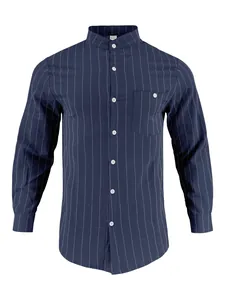 Vista frontal detallada de camisa de lino para hombre a rayas azul marino con cuello mao
