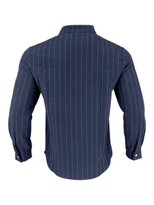 Vista posterior de una camisa clásica de lino a rayas azul marino para hombre con manga larga
